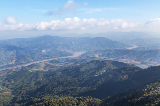 вид на гору дой фа тан в чианграй, таиланд. - doi pha tang стоковые фото и изображения