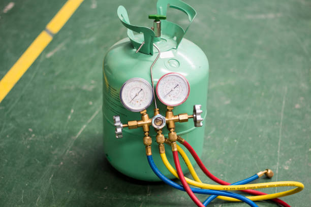 istock The manifold gauge for air condition service. 942221066