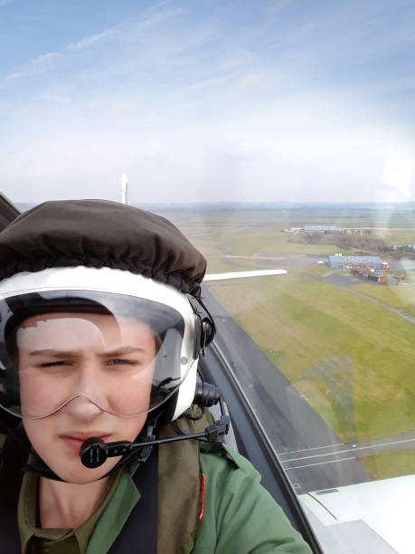 teenage cadet de forces aériennes raf, effectuant un vol à un petit avion - space cadet photos et images de collection