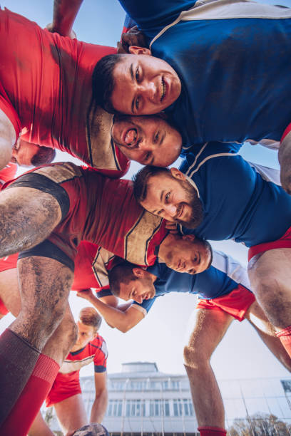 rugbyspelers op een plying veld - rugby scrum stockfoto's en -beelden