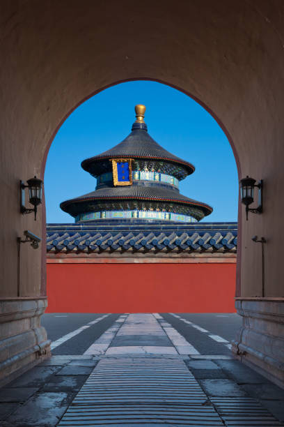 vue du temple du ciel, de la porte - beijing temple of heaven temple door photos et images de collection