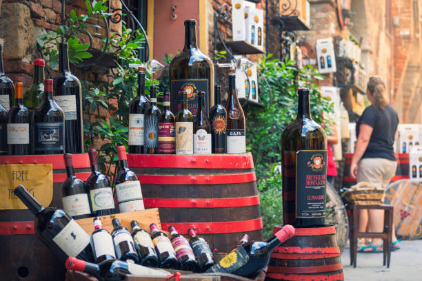 покупки вина - montepulciano стоковые фото и изображения