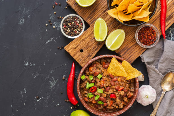 istock Chili con carne with nachos chips 942261952
