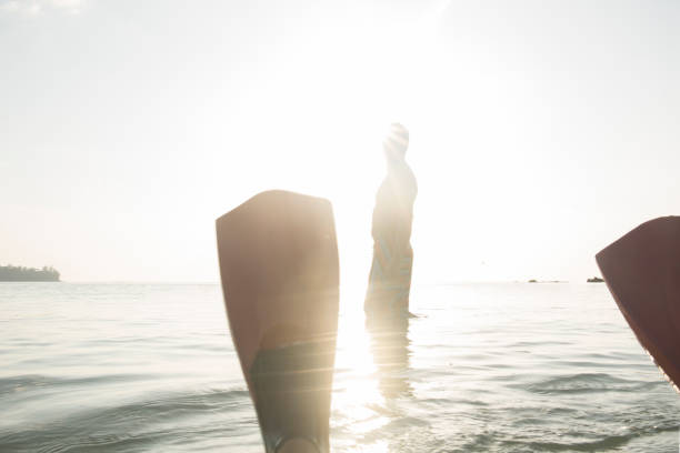 l’homme se trouve dans les eaux peu profondes, éclairés par le soleil - 13431 photos et images de collection