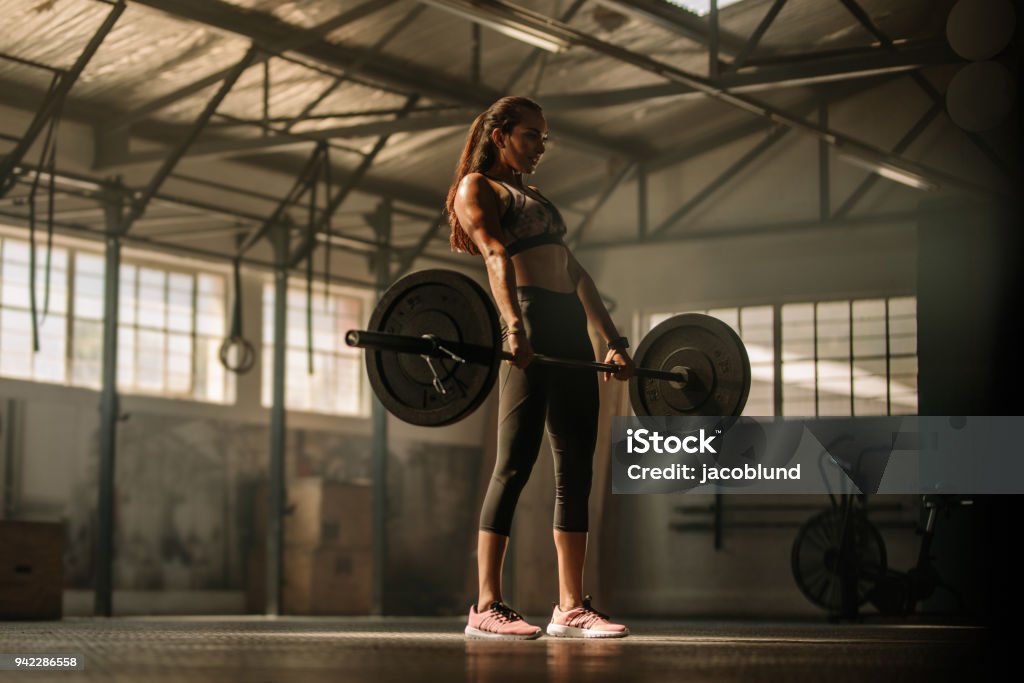 Cross-Fit Frau Heben schwerer Gewichte im Fitnessstudio - Lizenzfrei Crosstraining Stock-Foto