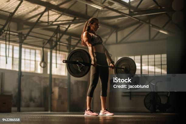 Cross Fit Mujer Levantando Pesas En El Gimnasio Foto de stock y más banco de imágenes de Entrenamiento combinado - Entrenamiento combinado, Mujeres, Gimnasio