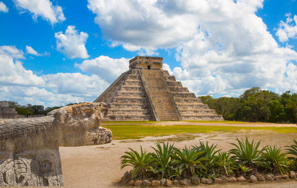 ユカタン州チチェン チチェンイッツァ、メキシコ。ククルカン エル カスティーヨのマヤのピラミッド - tzompantli ストックフォトと画像