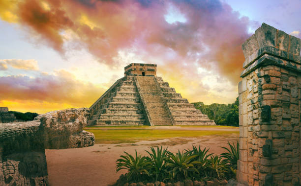 messico, chichén itza, yucatán. tramonto. piramide maya di kukulcan il castello - tzompantli foto e immagini stock