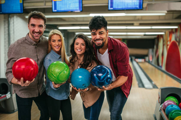 divertido fin de semana con amigos - bowling holding bowling ball hobbies fotografías e imágenes de stock
