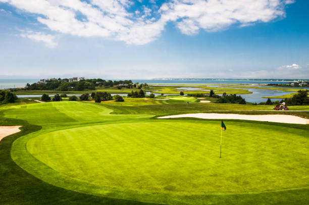 parcours de golf à cape cod - massachusetts landscape new england spring photos et images de collection