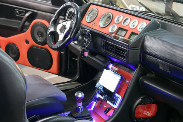 オーディオ システムと液晶ディスプレイのカスタム車のインテリア - inside of audio ストックフォトと画像