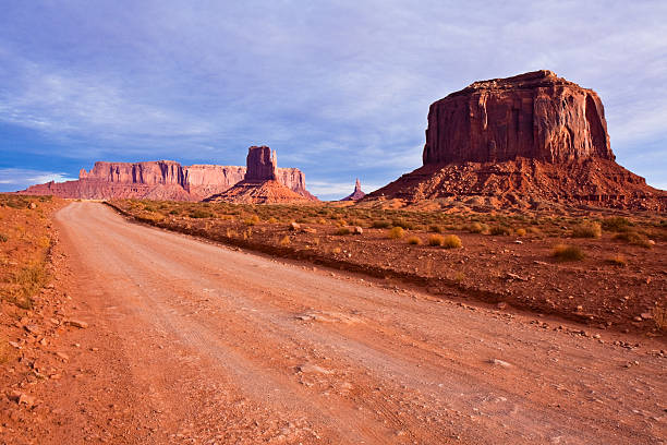 monument valley road - merrick butte stock-fotos und bilder