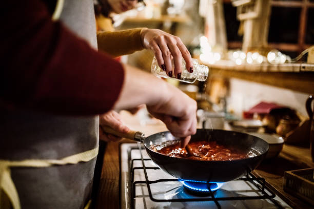 젊은 커플입니다 요리요 주방 - pomodoro sauce 뉴스 사진 이미지