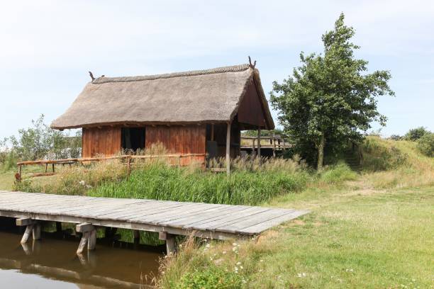 casa vikinga en el puerto de bork viking en dinamarca - denmark house cottage rural scene fotografías e imágenes de stock
