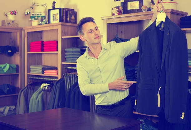 istock Seller demonstrating cloths 942349684