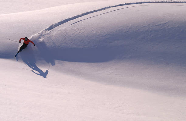 la grande curva - telemark skiing skiing ski moving down - fotografias e filmes do acervo