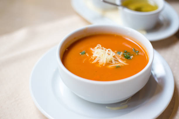 deliziosa zuppa di pomodoro turco - zuppa di pomodoro foto e immagini stock