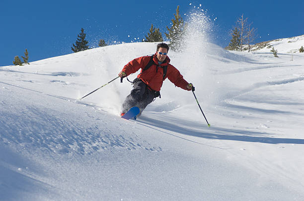 ação em pó de neve - skiing winter sport powder snow athlete - fotografias e filmes do acervo