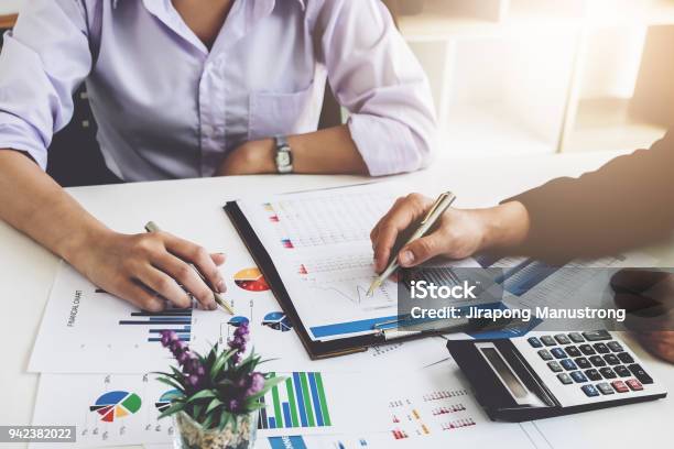 Finanzielle Geschäftskonzept Busines Sman Und Partner Zeigen Zeichenpapier Mit Maßeinteilung Treffen Sich Um Die Verkäufe Um Ziele Im Nächsten Jahr Planen Stockfoto und mehr Bilder von Finanzen