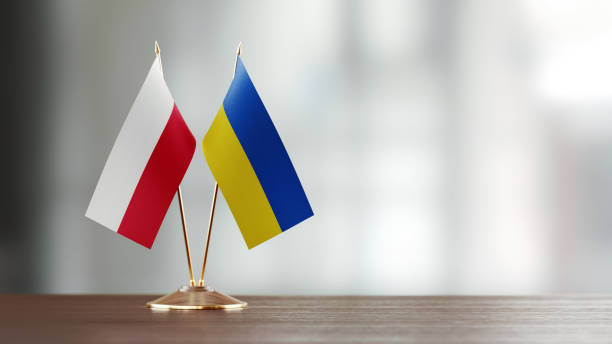 польский и украинский флаг пара на столе над defocused фон - polish flag стоковые фото и изображения