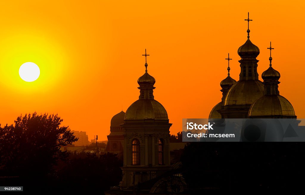 Iglesia en una puesta de sol - Foto de stock de Aire libre libre de derechos