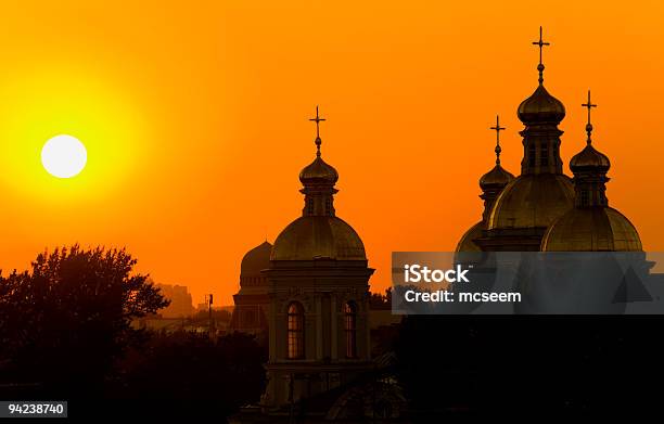 Iglesia En Una Puesta De Sol Foto de stock y más banco de imágenes de Aire libre - Aire libre, Amarillo - Color, Anochecer