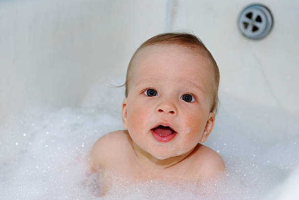 Bonheur bébé dans la salle de bains - Photo