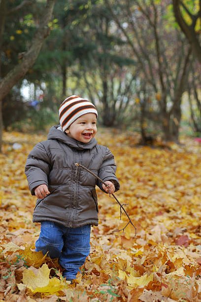 Heureux Enfant jouant dans la forêt - Photo