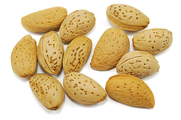 Amandes isolé sur blanc - Photo