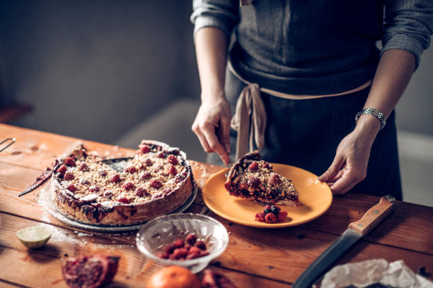 ケーキのスライスを切る若い女性 - cake birthday domestic kitchen child ストックフォトと画像