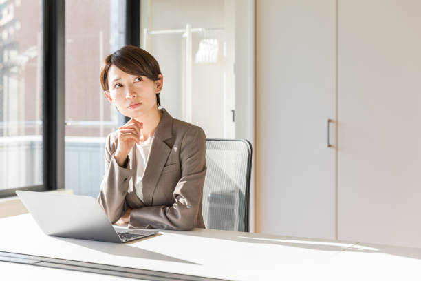 femmes d’affaires asiatiques travaillant au cabinet - technology contemplation clothing formalwear photos et images de collection