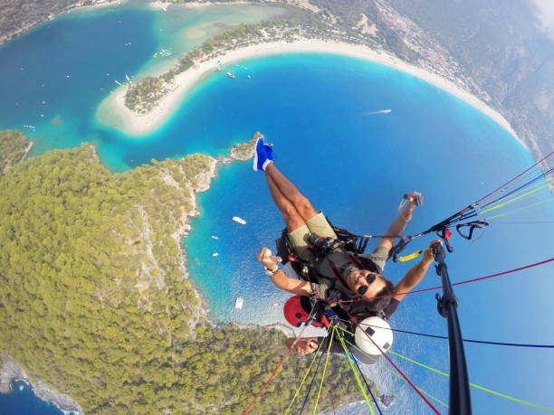 paragliding in oludeniz fethiye - gleitschirmfliegen stock-fotos und bilder