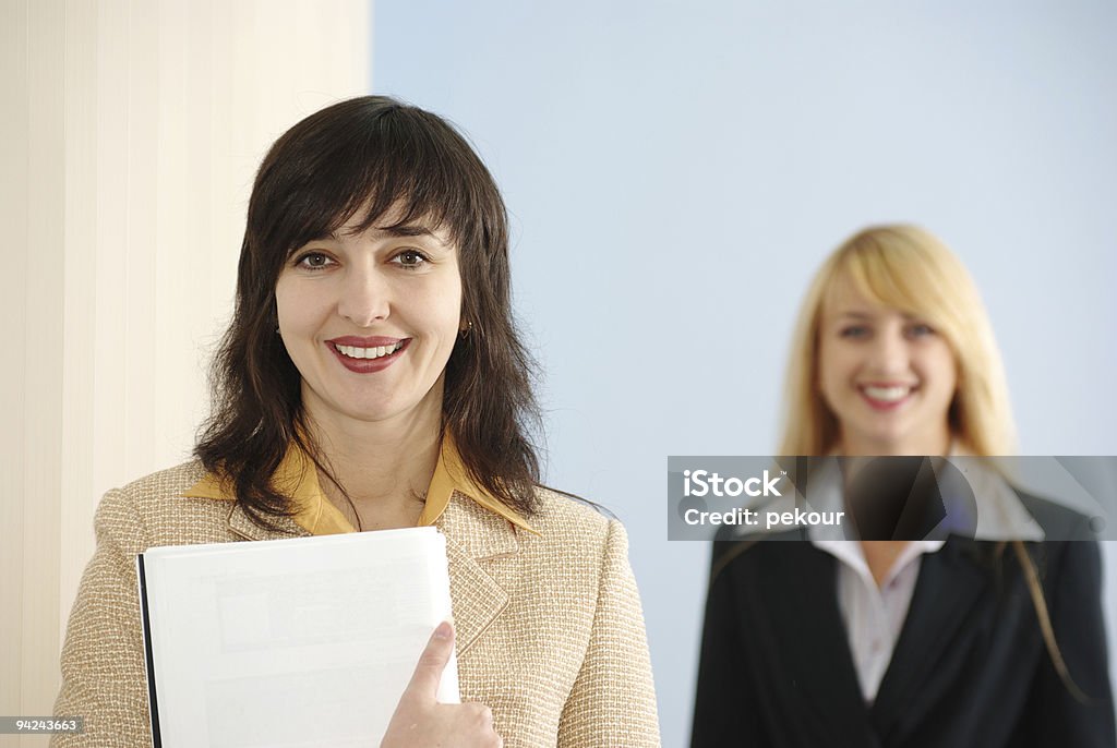 Blonde et brunette femme dans le bureau - Photo de Adulte libre de droits