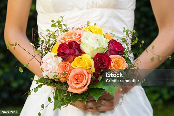 Photo libre de droit de Mariée Avec Bouquet De Mariage banque d'images et plus d'images libres de droit de Blanc - Blanc, Bouquet formel, Couleur verte