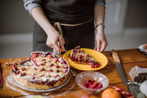 stücke von geschmackvollen blackberry kuchen schneiden - pie dessert cherry pie baked stock-fotos und bilder
