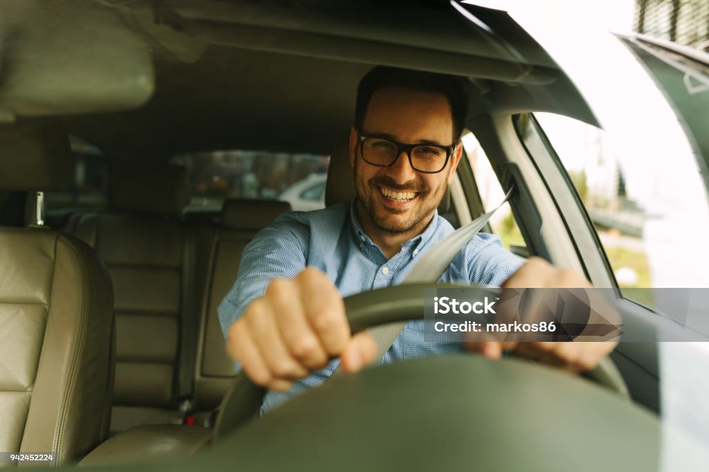 Bel homme au volant de voiture - Photo de Conduire libre de droits