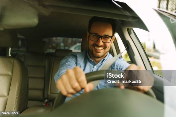 Photo libre de droit de Bel Homme Au Volant De Voiture banque d'images et plus d'images libres de droit de Conduire - Conduire, Voiture, Hommes