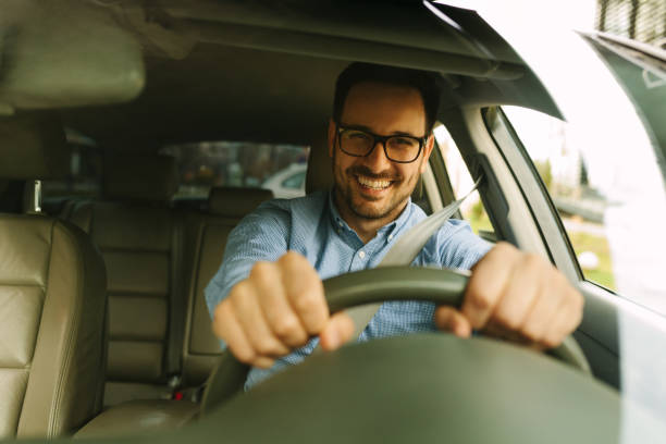 Homem bonito de carro - foto de acervo