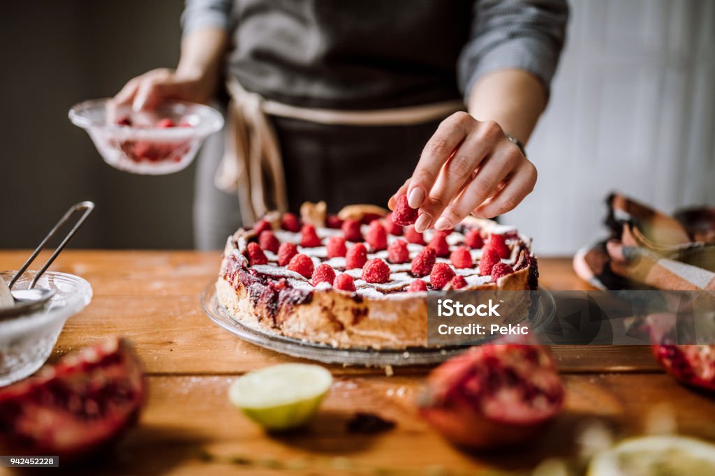 Geschmackvolle Blackberry Torte Himbeeren hinzufügen - Lizenzfrei Kuchen backen Stock-Foto