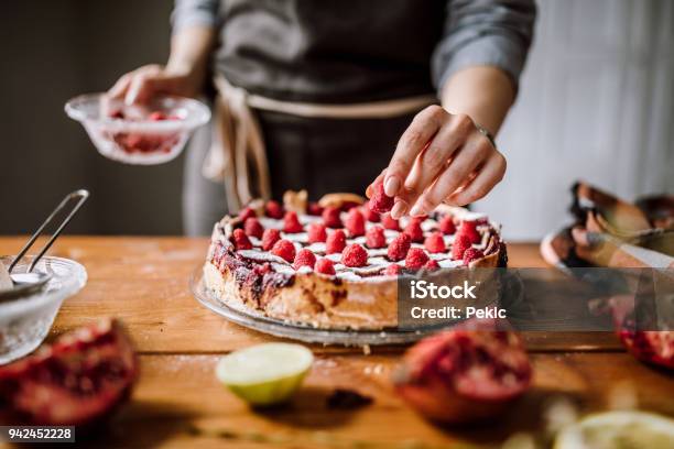 Geschmackvolle Blackberry Torte Himbeeren Hinzufügen Stockfoto und mehr Bilder von Kuchen backen