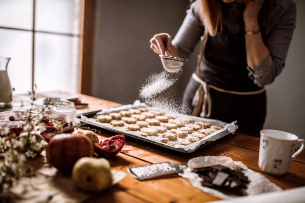 粉砂糖をジンジャーブレッドのクッキーを飾ること - sweet food pastry snack baked ストックフォトと画像