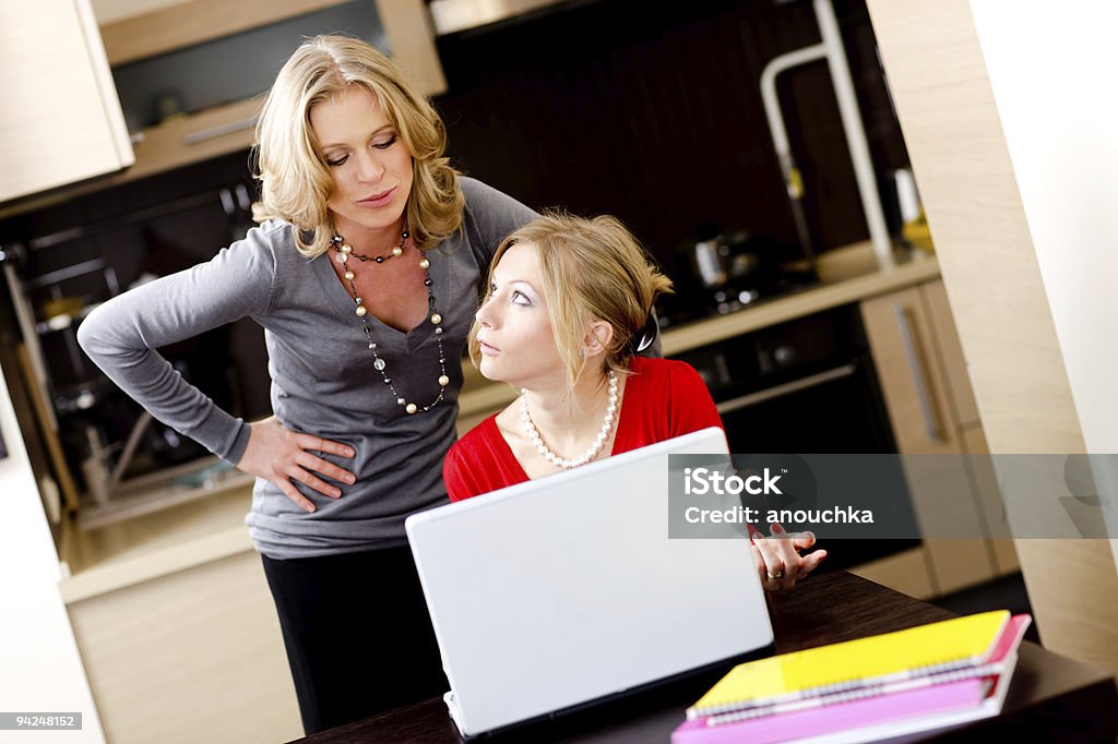 Mulheres Jovens a trabalhar com computador portátil - Royalty-free 20-29 Anos Foto de stock