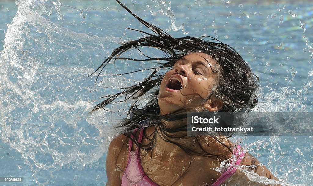 Retrato con salpicaduras de agua en la piscina - Foto de stock de Agua libre de derechos