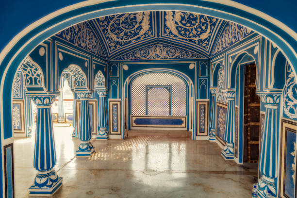джайпур городской дворец раджастан внутренней архитектуры искусства с замысловатыми картинами настенного искусства. - jaipur city palace стоковые фото и изображения