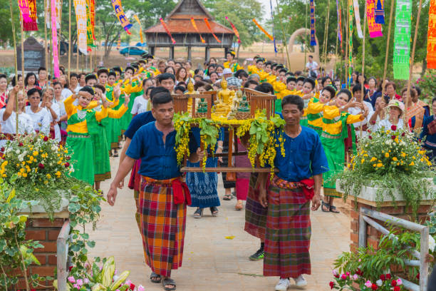 parada obrazów buddy wraz z tradycyjnym tańcem tajskim - sculpture female dancer wood zdjęcia i obrazy z banku zdjęć