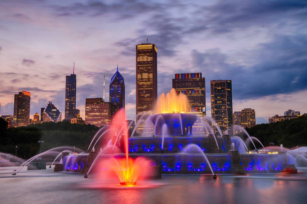 fontana di buckingham a grant park, chicago - chicago fountain skyline night foto e immagini stock