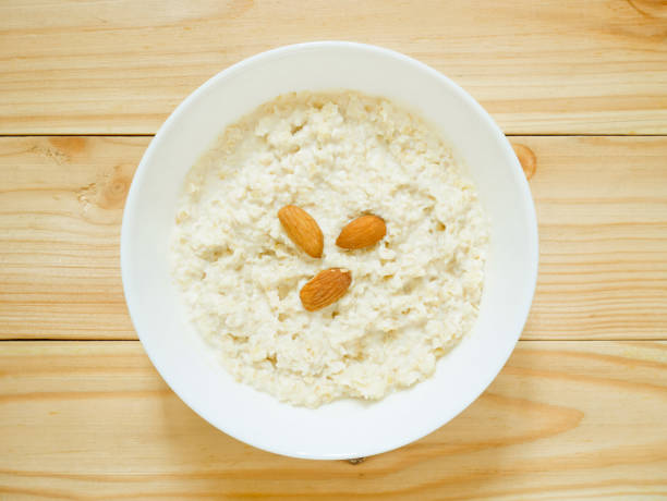 porridge d'avena condito con mandorle - oatmeal heat bowl breakfast foto e immagini stock