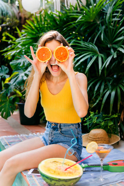 happy young woman with oranges - 292 imagens e fotografias de stock