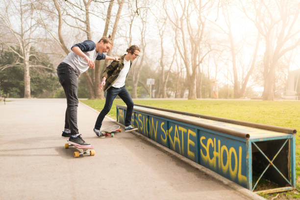 teenage friends learning how to skate - skateboard park ramp skateboard graffiti imagens e fotografias de stock