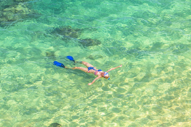 snorkeling femminile alle hawaii - hanauma bay hawaii islands oahu bay foto e immagini stock